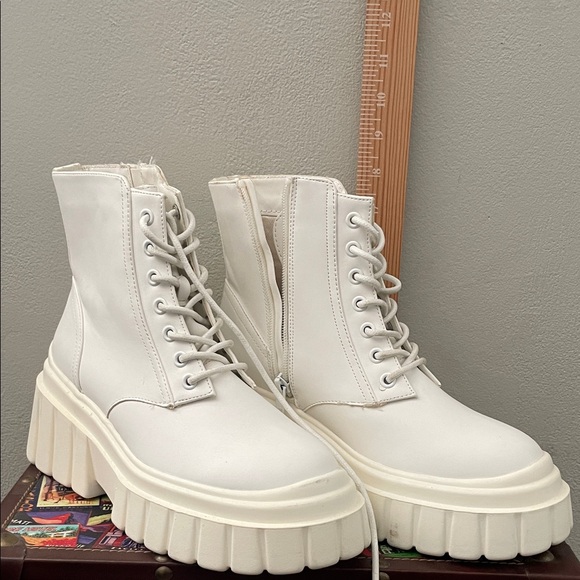 Forever 21 Off-White Lace Up Chunky Boots - Picture 1 of 5